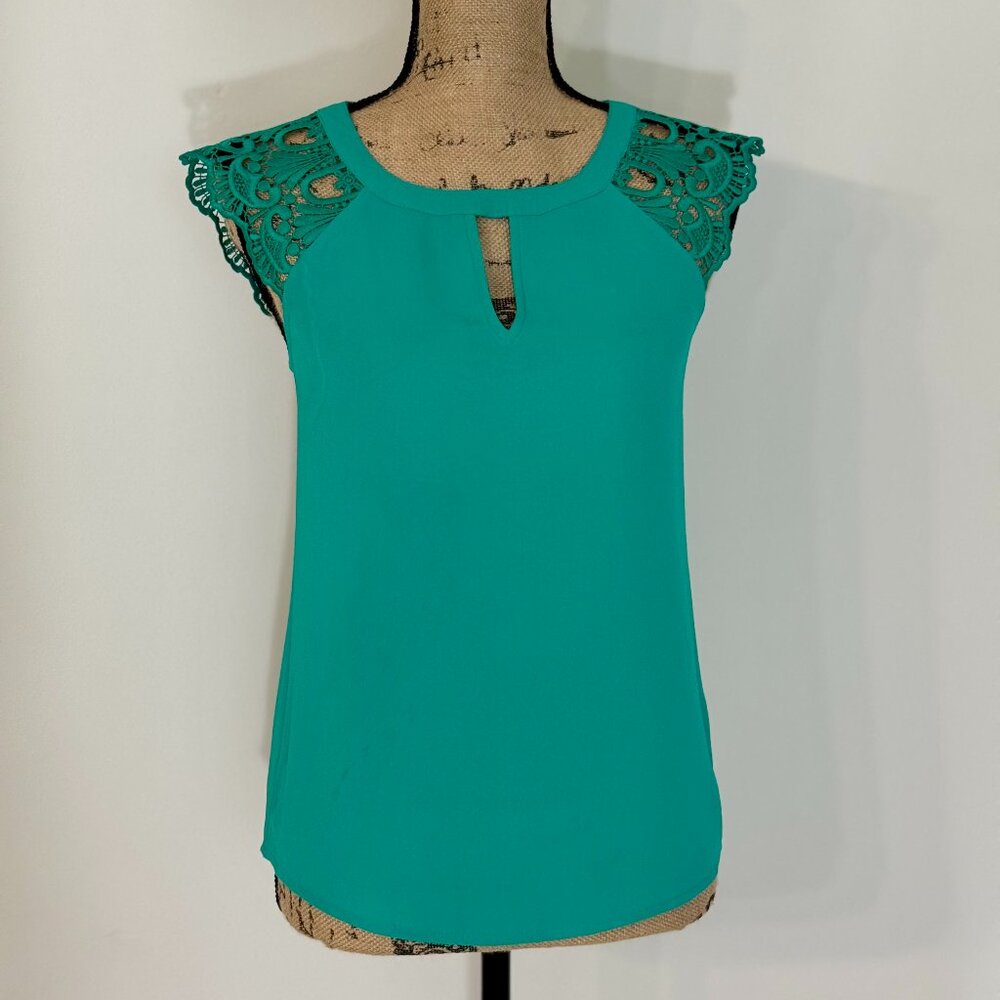 Elegant XS Green Express Blouse – Open Back & Embroidered Shoulders